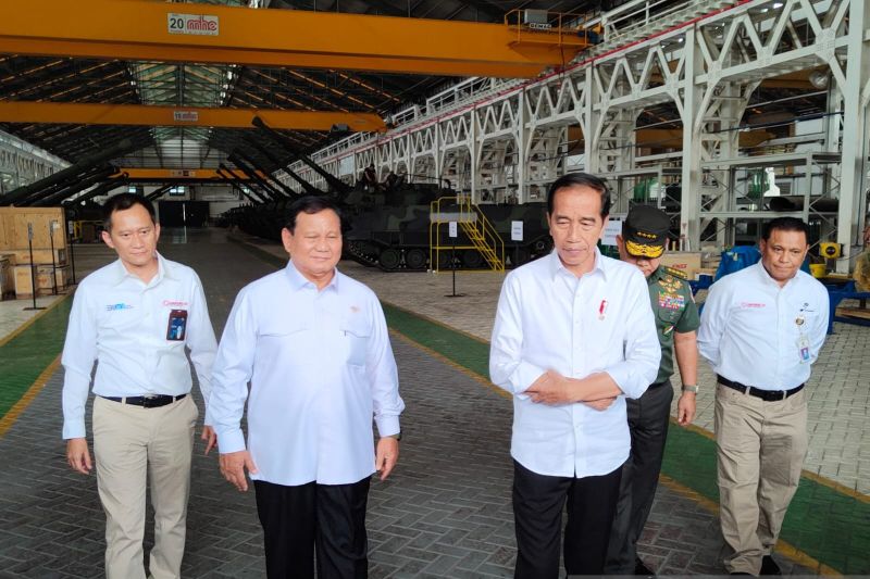 Presiden Joko Widodo (tengah) didampingi Menteri Pertahanan Prabowo Subianto (kedua kiri), KSAD Jenderal TNI Dudung Abdurachman (kedua kanan), Dirut Defend Id Bobby Rasyidin (kiri) dan Dirut PT Pindad Abraham Mose (kanan) bersiap memberikan keterangan pada awak media di sela kunjungan pada PT Pindad, Bandung, Selasa (19/9/2023). (gemapos/ant)